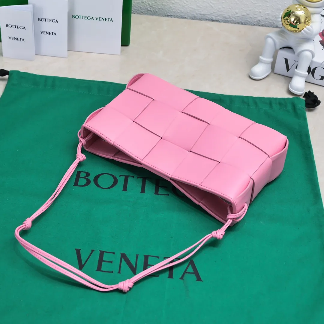 Batch 1260 #BV 2023 Cassette rope armpit bag is here🎈Simple, versatile and versatile formula bag made of intreccio woven cow leather. The square bag shape is wear-resistant and durable. Minimalism and commuting really complement each other. There are 4 card slots inside and thoughtful design✔️ Magnetic buckle closure to better protect privacy [Happy] When you are worried about matching, it is a bag that can be taken out with just one lift~ Dimensions: 22.5x13.5x4.5, Model: 7741